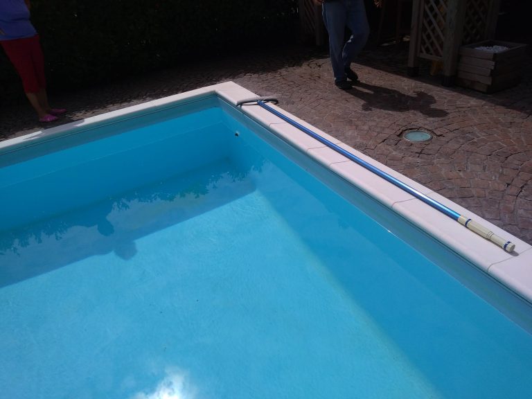 Come trovare un buco sul fondo della piscina