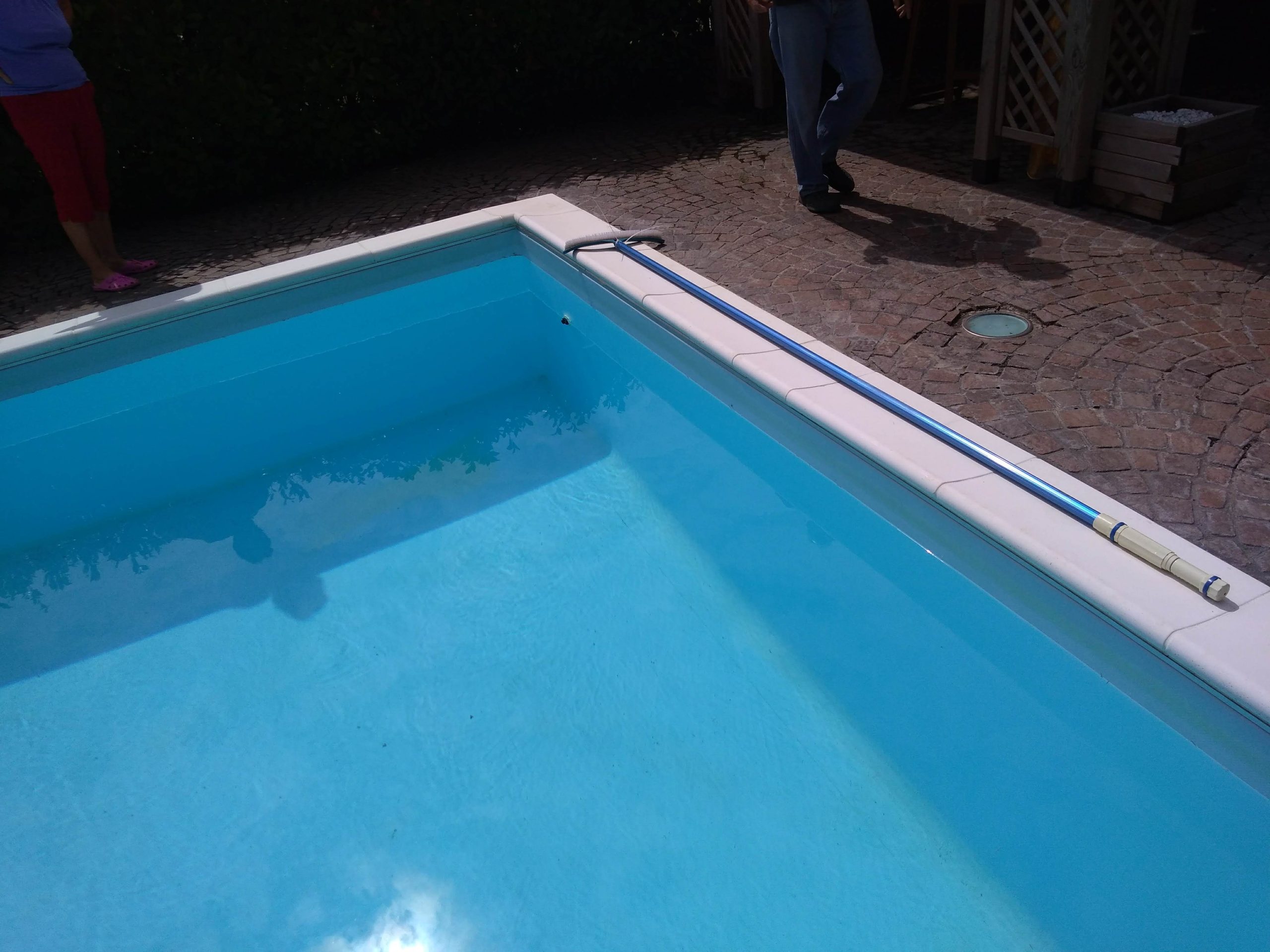 Come trovare un buco sul fondo della piscina