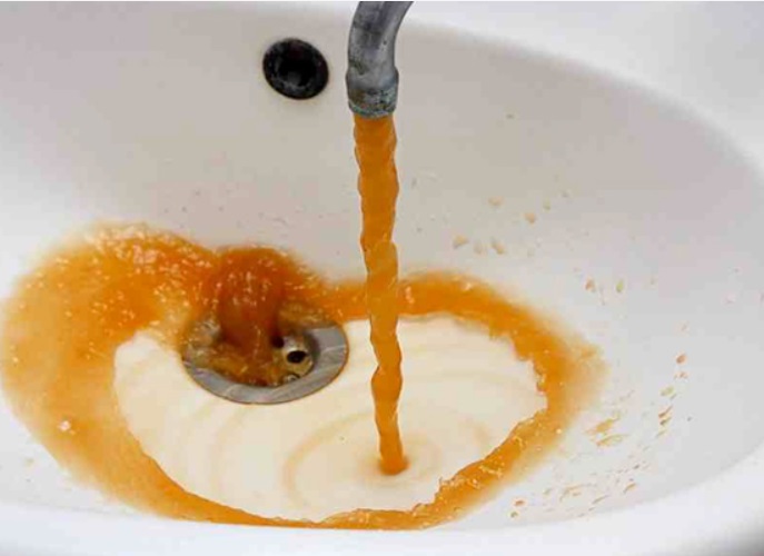 Acqua sporca dai rubinetti di casa ? Perché l’acqua è gialla ?